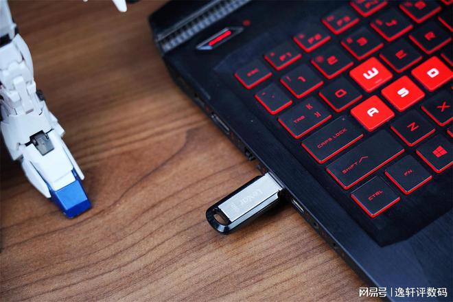 性能出色，售價親民 Lexar M400 高速閃存盤，辦公設備及消耗品的明智選擇